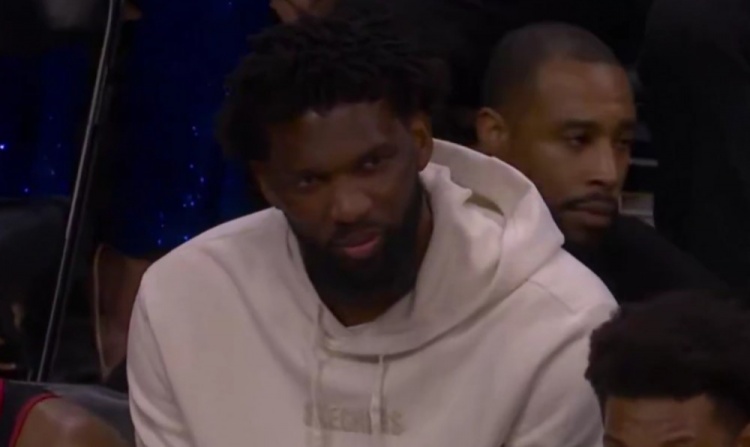 亚博体育-帝之微笑！76人末节落后马刺40+ 恩比德坐在替补席面带笑意